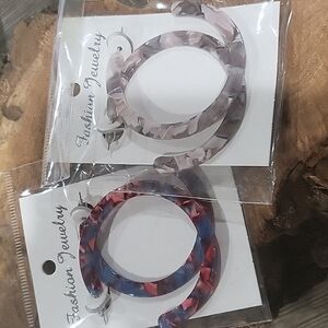 2 pairs of hoop earrings